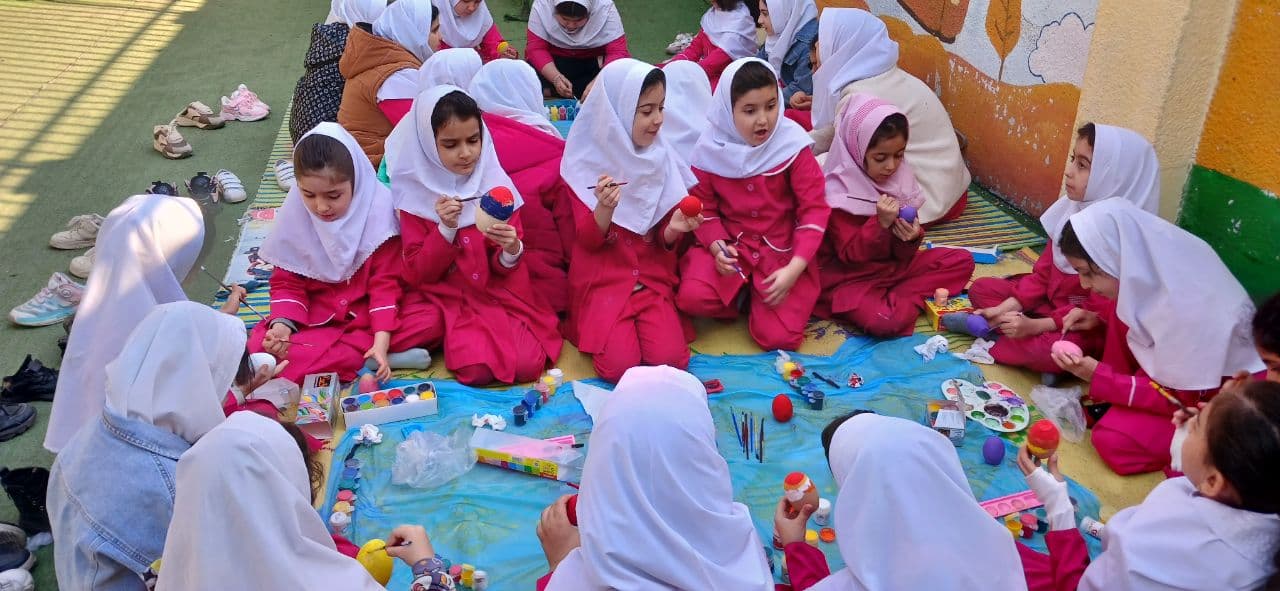 تخم مرغ رنگ کردن برای جشن عید نوروز